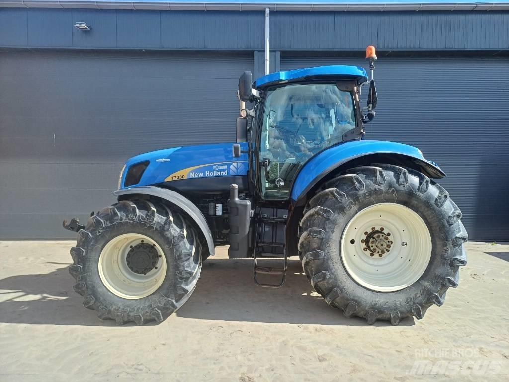 New Holland T7030AC Traktoriai