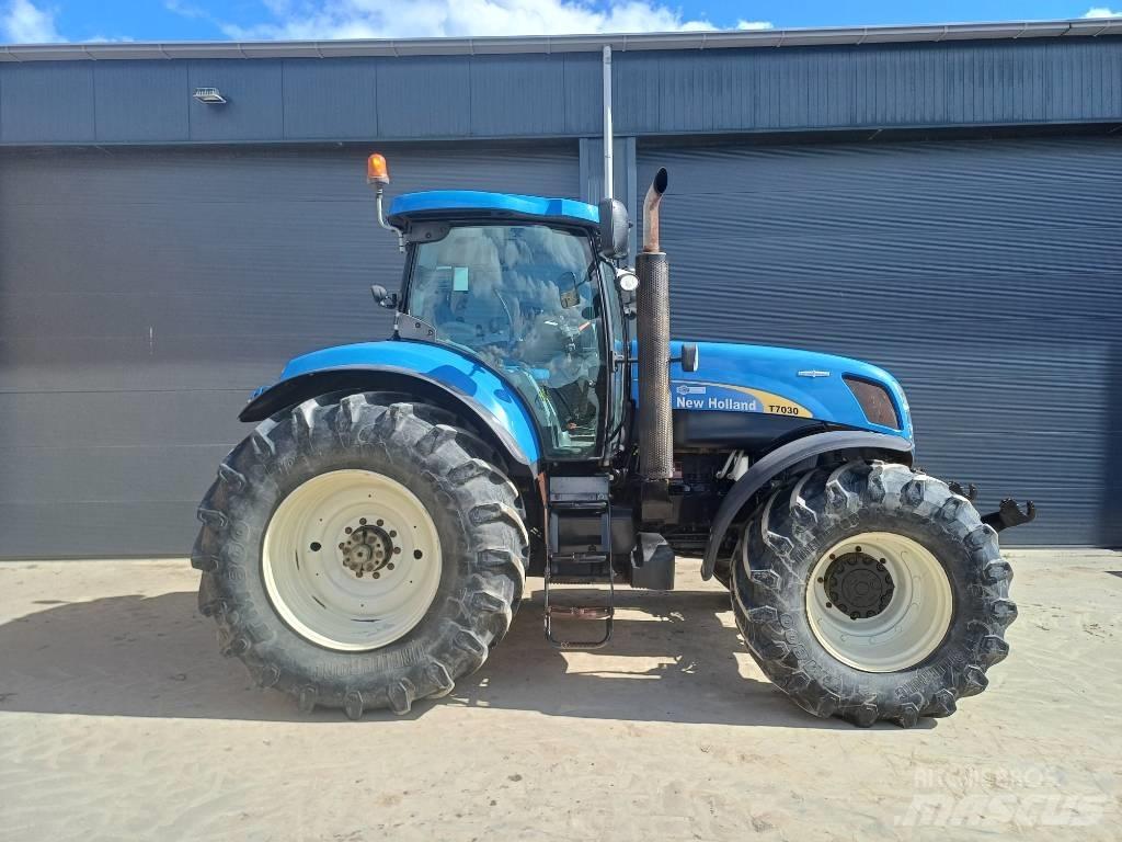 New Holland T7030AC Traktoriai