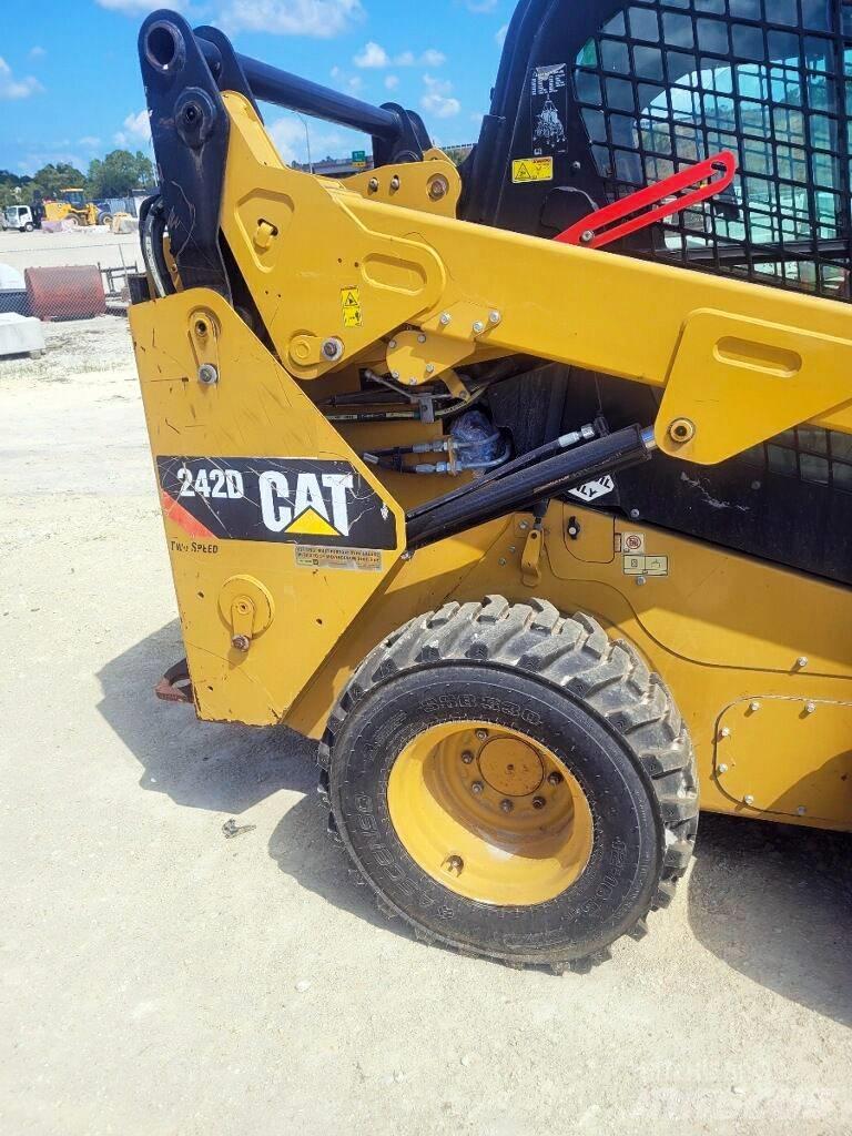 CAT 242 D Krautuvai su šoniniu pasukimu