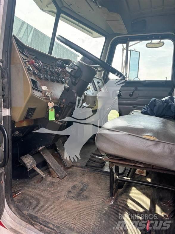 Peterbilt 357 Savivarčių priekabų vilkikai