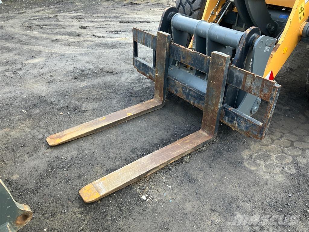 Liebherr L526 Naudoti ratiniai krautuvai