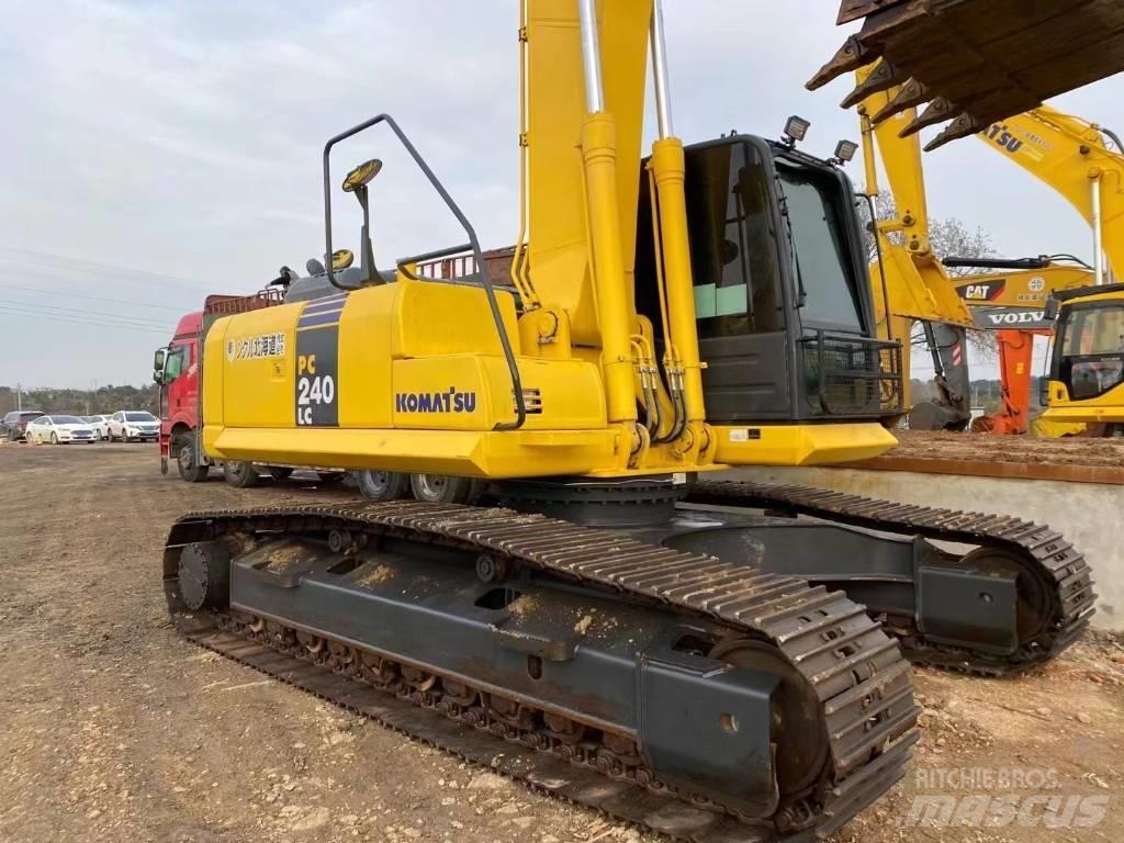 Komatsu 240LC-8 Vikšriniai ekskavatoriai