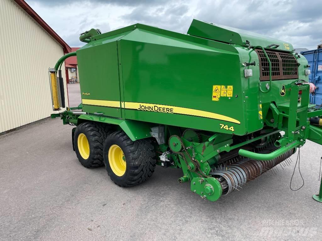 John Deere 744 H Ritinių presai
