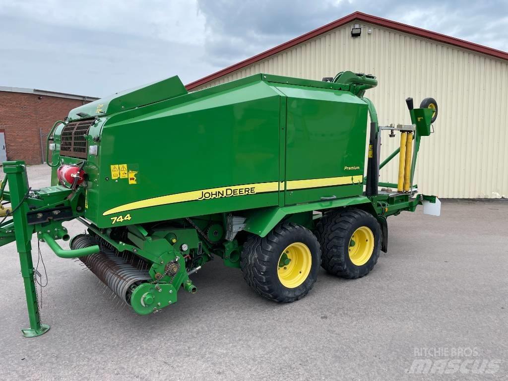 John Deere 744 H Ritinių presai