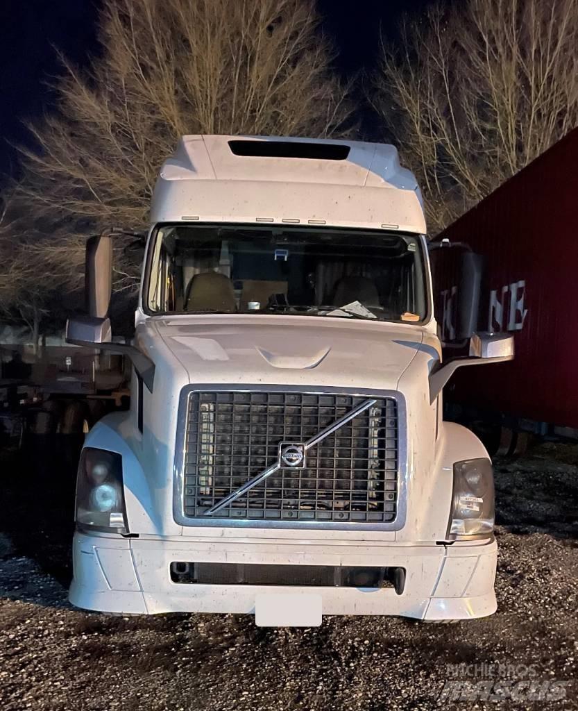 Volvo VNL 42 670 Naudoti vilkikai