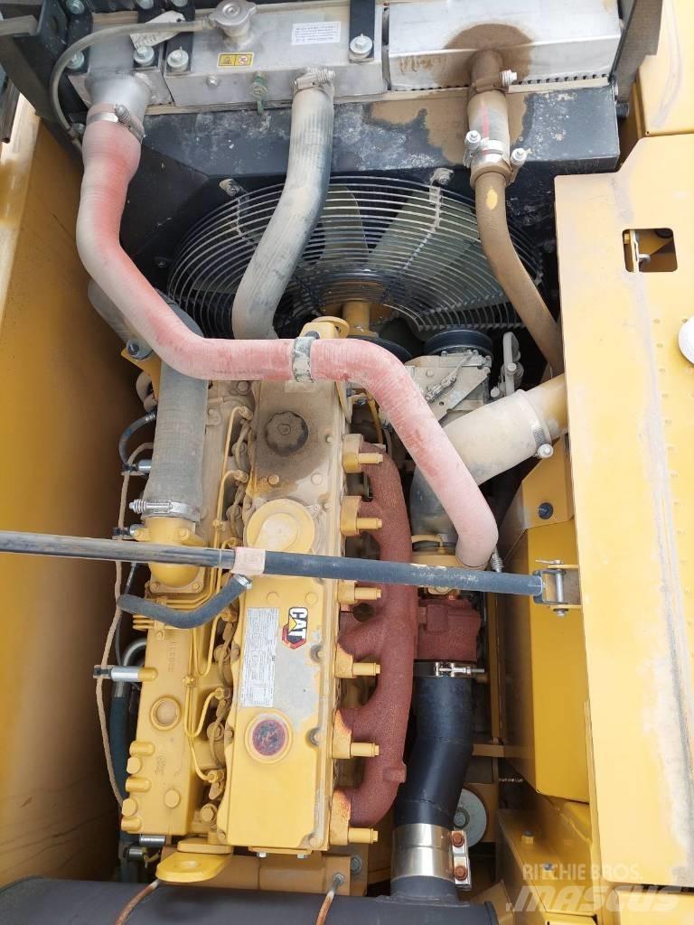CAT 323D3 Vikšriniai ekskavatoriai