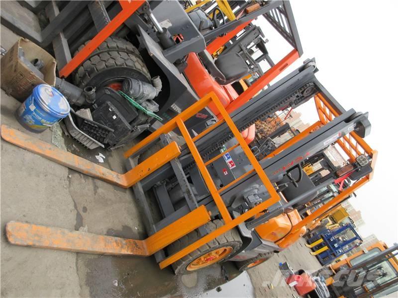 TCM FD 30 Dyzeliniai krautuvai