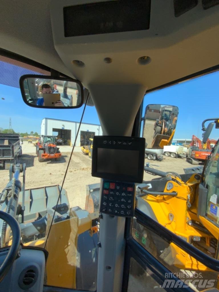 John Deere 544L Naudoti ratiniai krautuvai