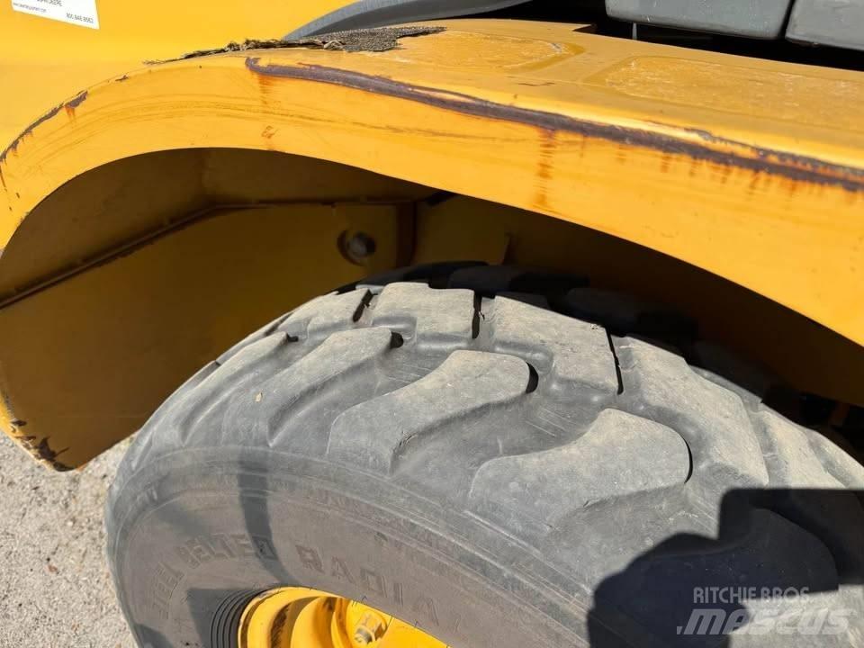 John Deere 244 J Naudoti ratiniai krautuvai