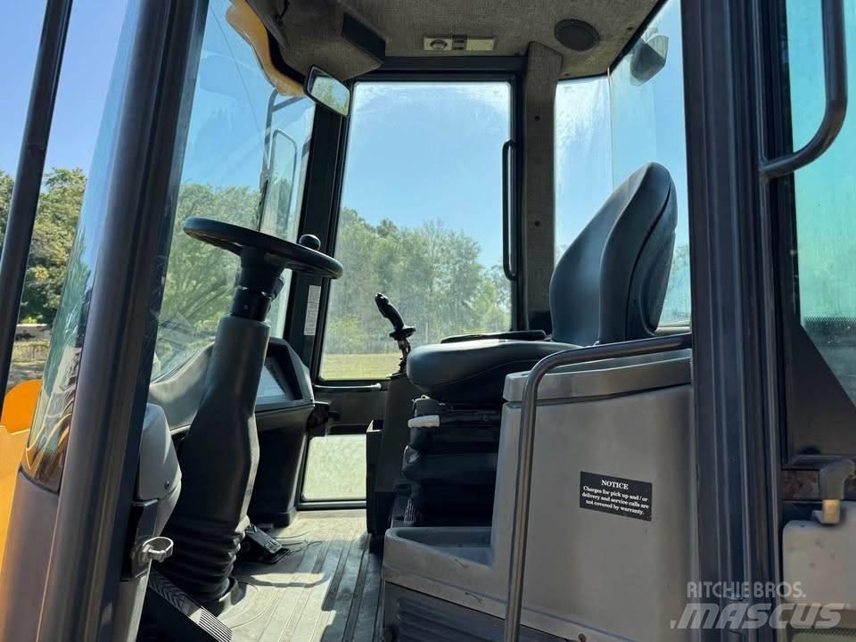 John Deere 244 J Naudoti ratiniai krautuvai