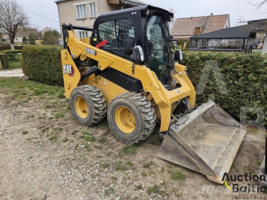 CAT 242 D 3 Krautuvai su šoniniu pasukimu