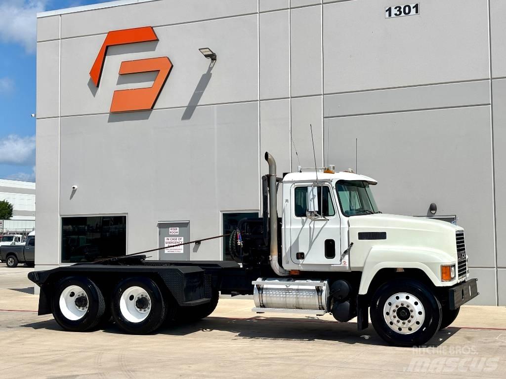 Mack CH 613 Pagalbos kelyje automobiliai