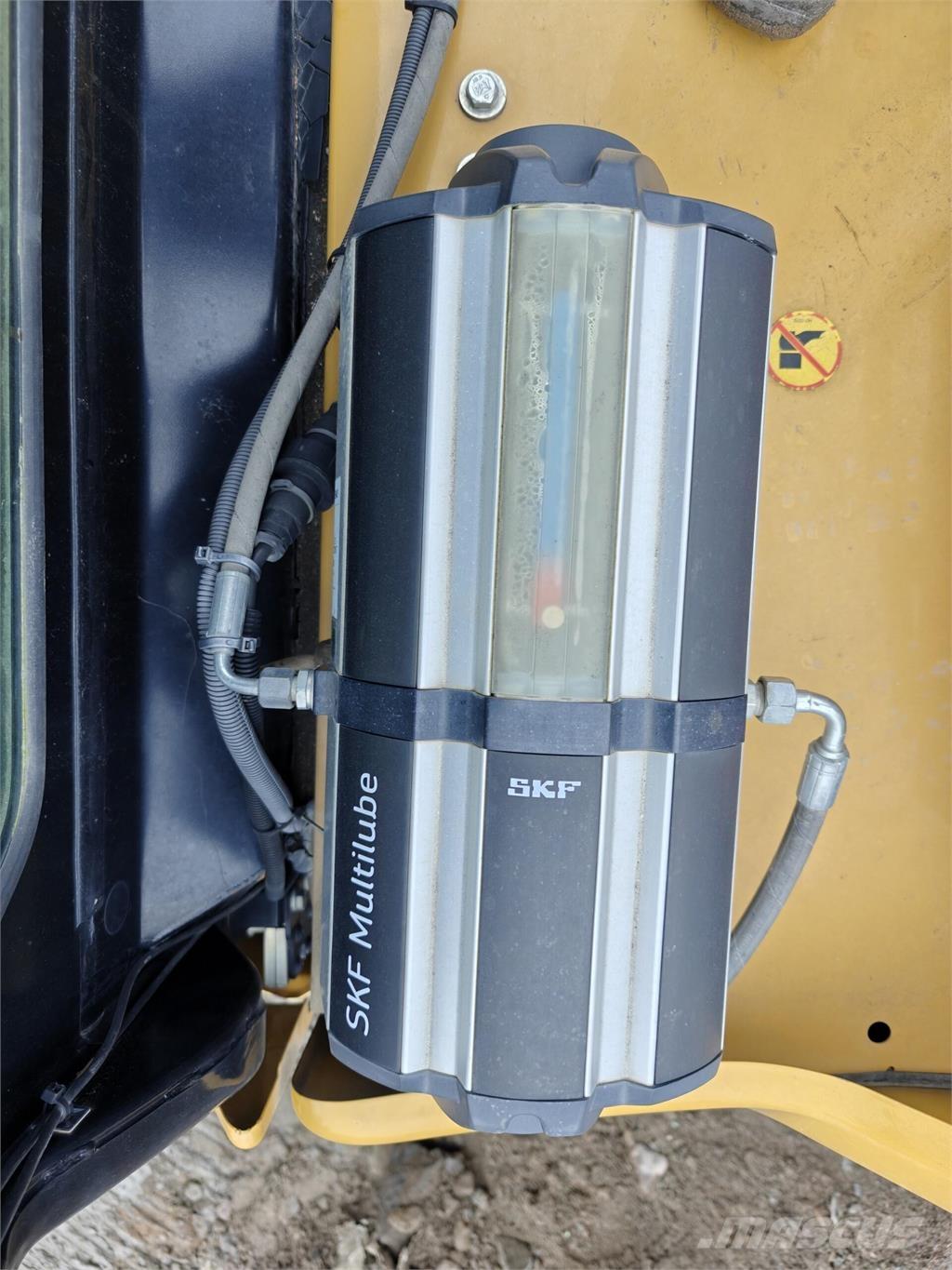 CAT 323 Vikšriniai ekskavatoriai