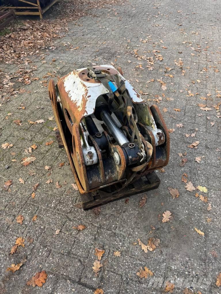 Komatsu G36 Griebtuvai