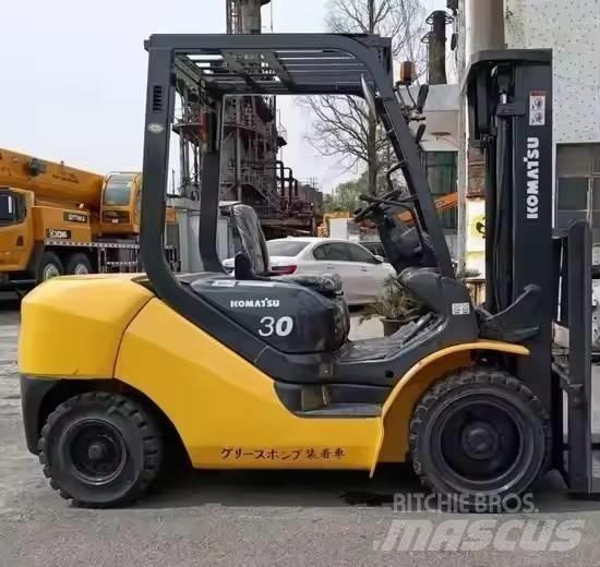 Komatsu 30 Dyzeliniai krautuvai