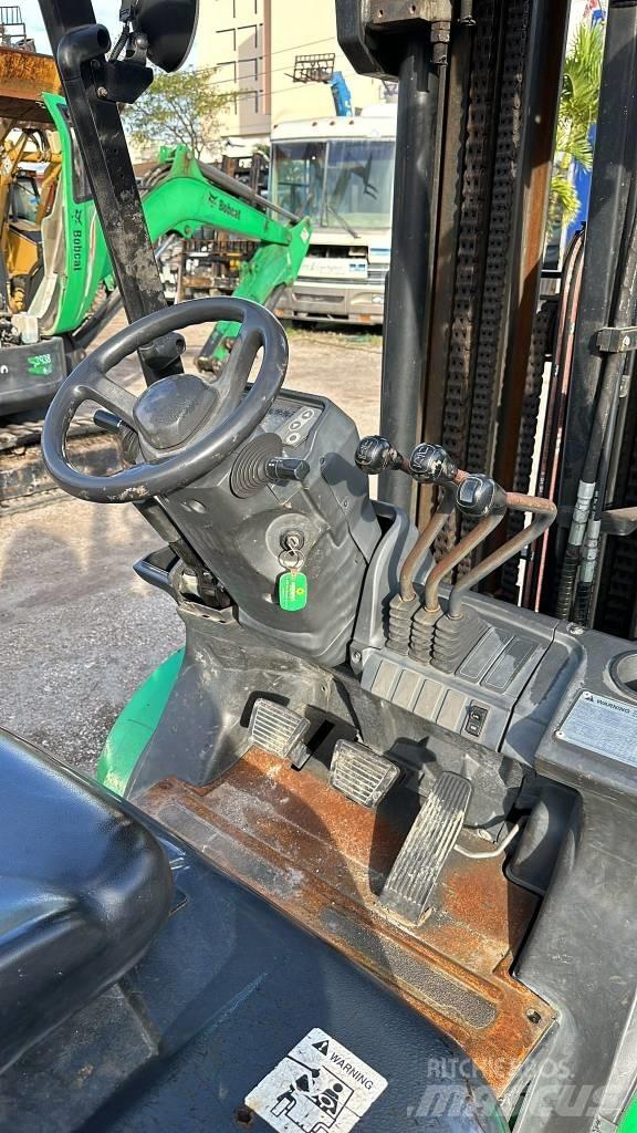 Mitsubishi FG30N Šakiniai krautuvai - Kita