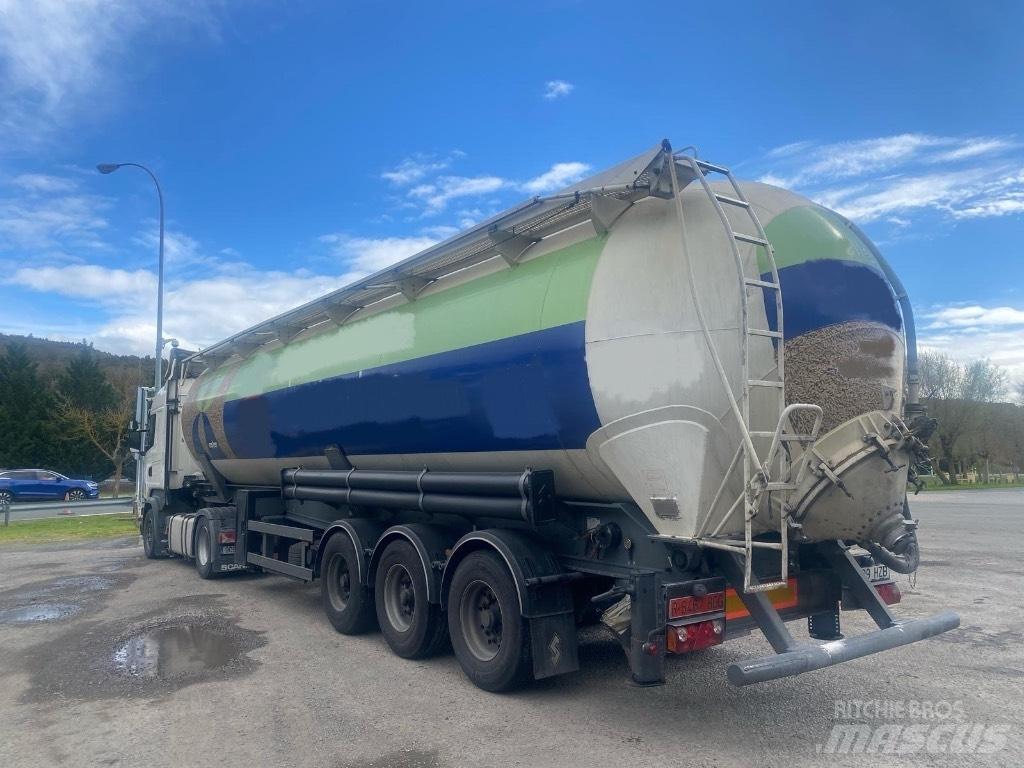 Spitzer SK2460CAL Cisternos puspriekabės