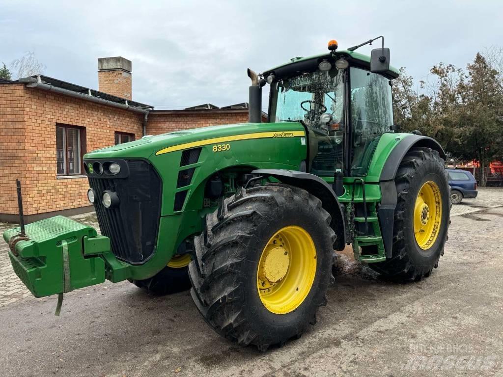 John Deere 8330 Traktoriai