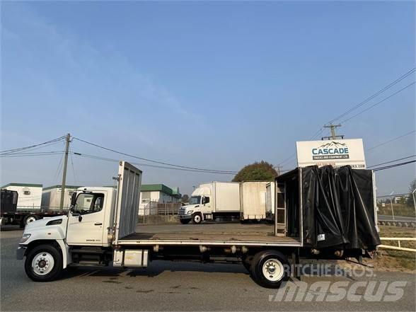Hino 338 Priekabos su tentu