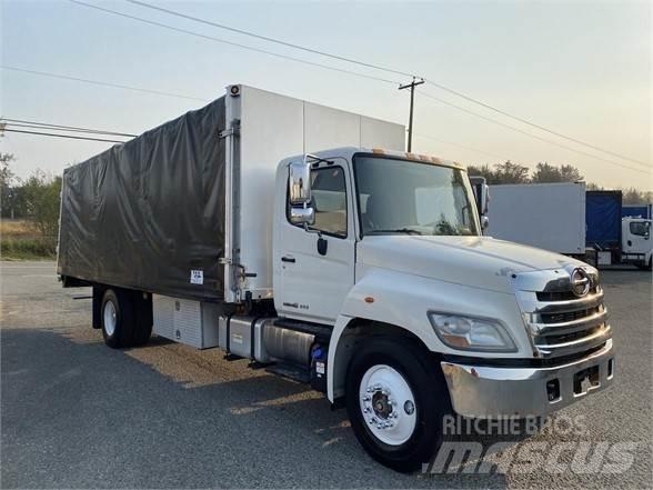 Hino 338 Priekabos su tentu