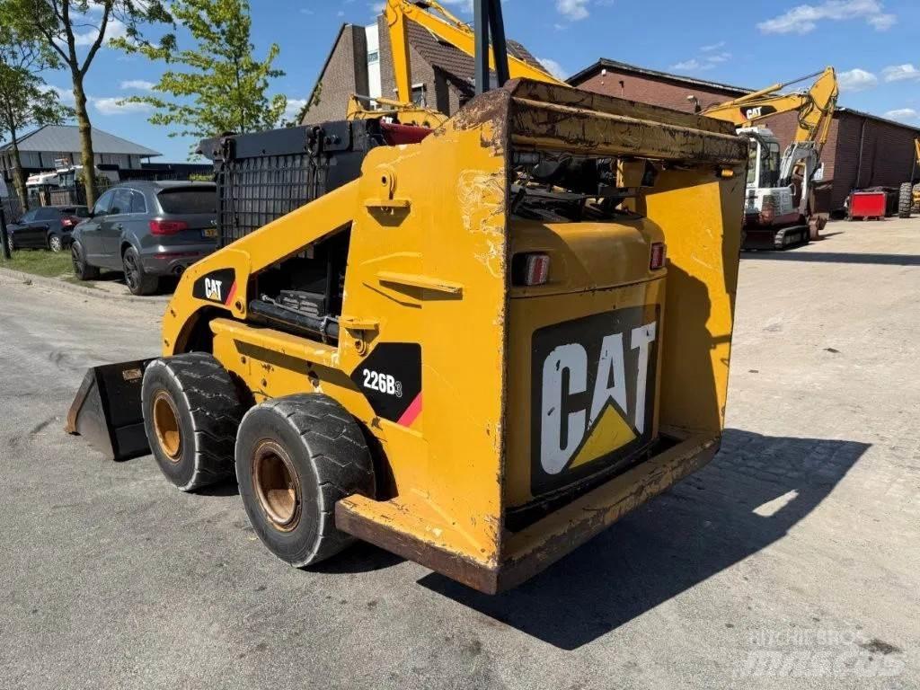 CAT 226B3 Turbo Krautuvai su šoniniu pasukimu
