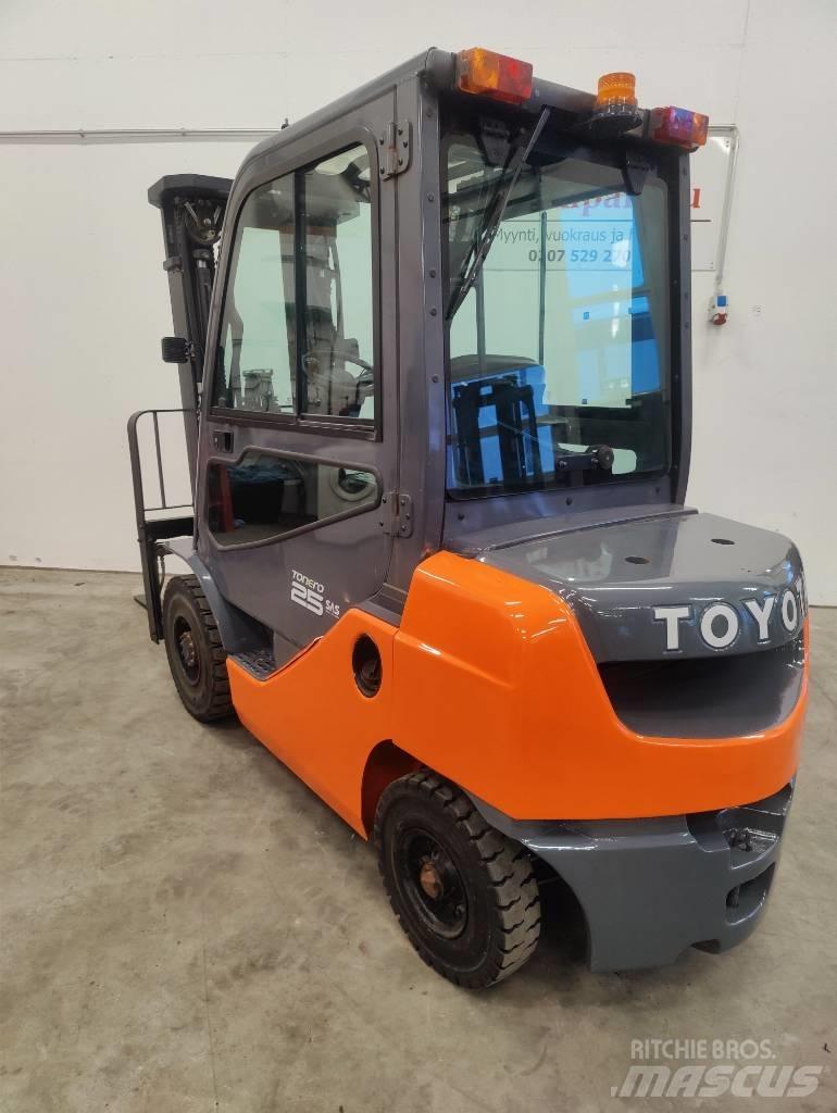 Toyota 02-8 FDF25 Dyzeliniai krautuvai
