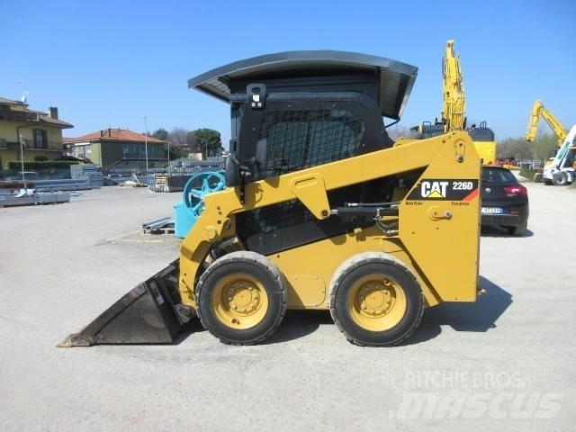 CAT 226 D Krautuvai su šoniniu pasukimu