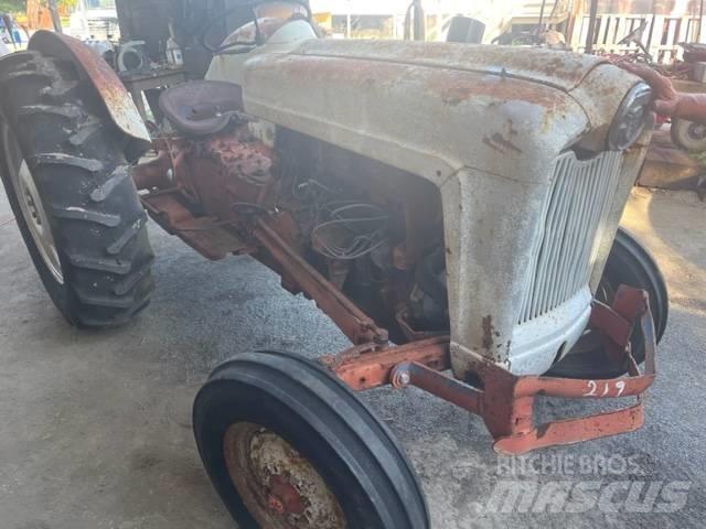 Ford 800 Traktoriai