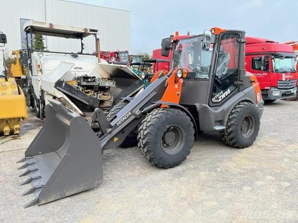 Hitachi ZW95-6C Naudoti ratiniai krautuvai