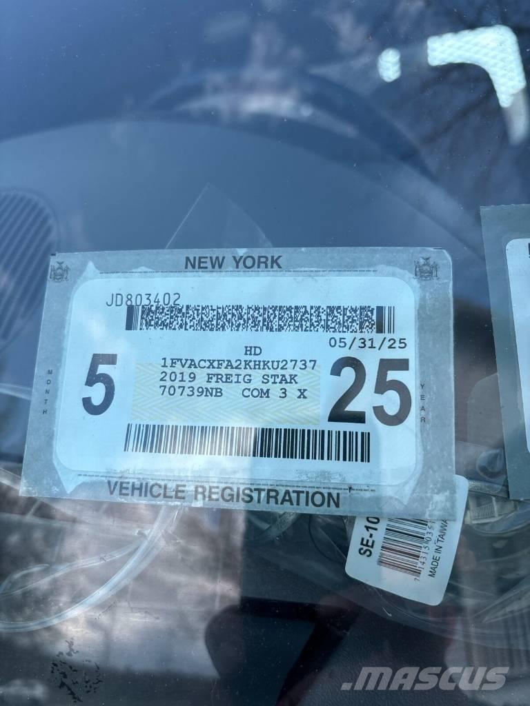 Freightliner M2-106 Vikšriniai kranai