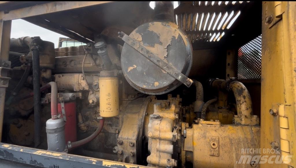 CAT 215 Vikšriniai ekskavatoriai