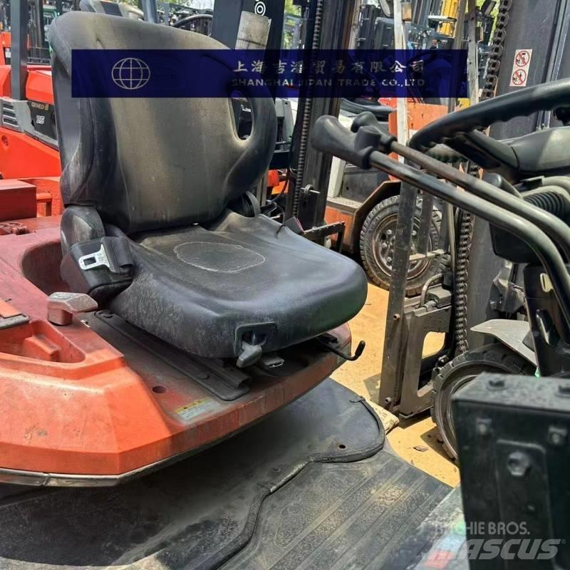 Toyota 15 Elektriniai šakiniai krautuvai
