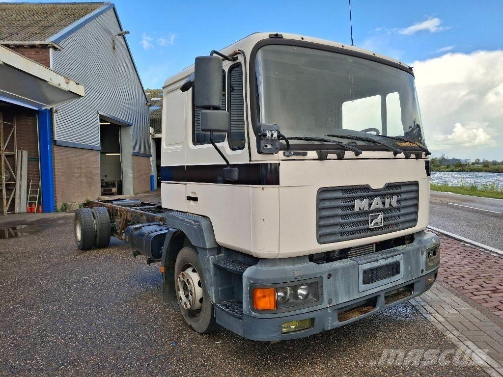 MAN 14.220 Važiuoklė su kabina