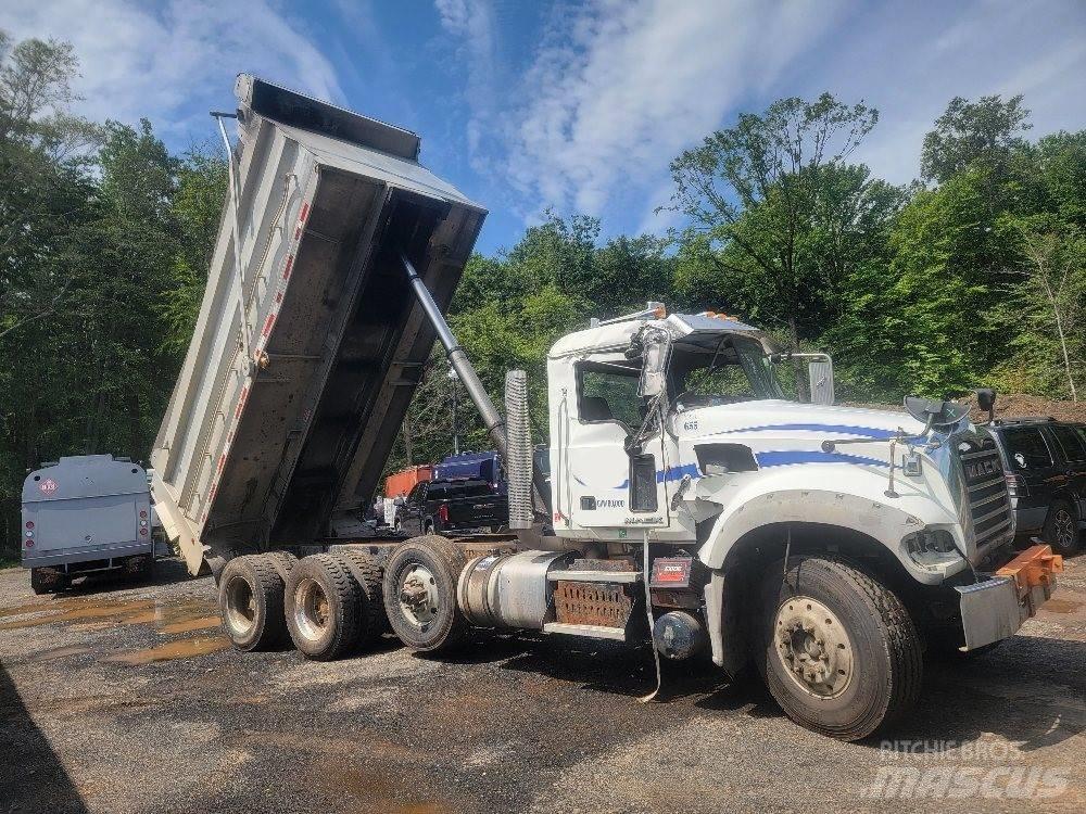 Mack 713GU Savivarčių priekabų vilkikai