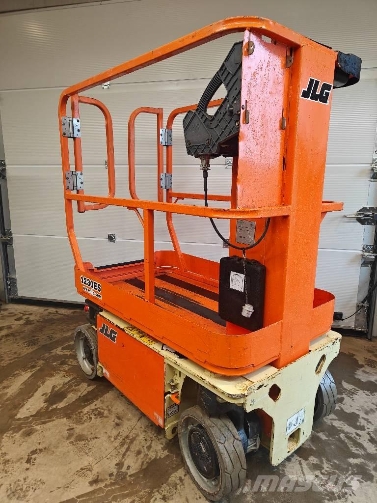 JLG 1230 ES Vertikalūs stiebiniai keltuvai