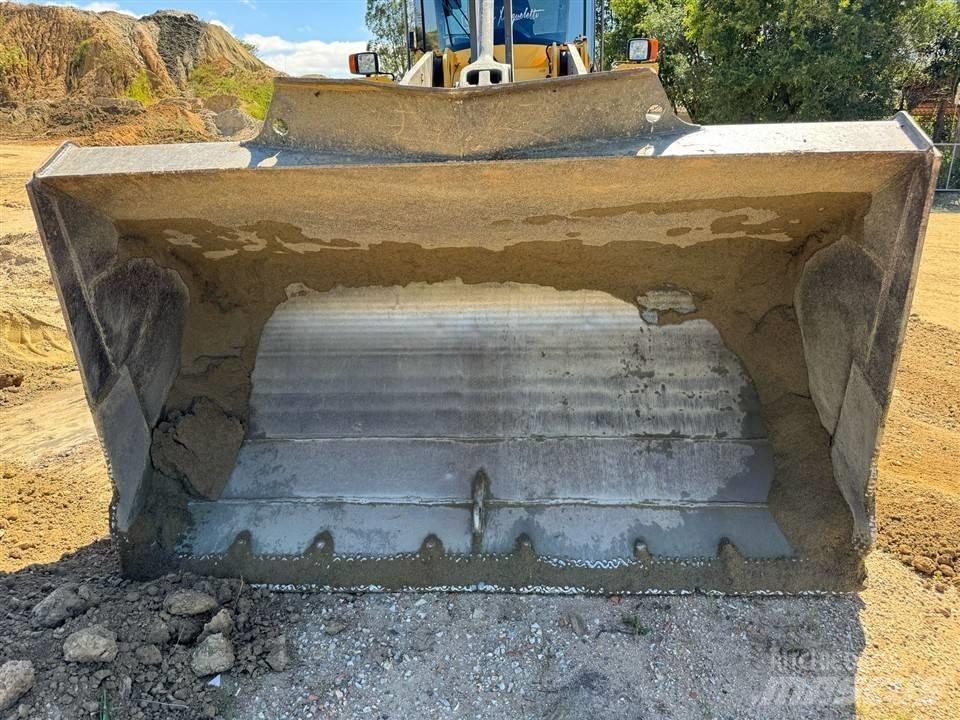 Volvo L 90 F Naudoti ratiniai krautuvai
