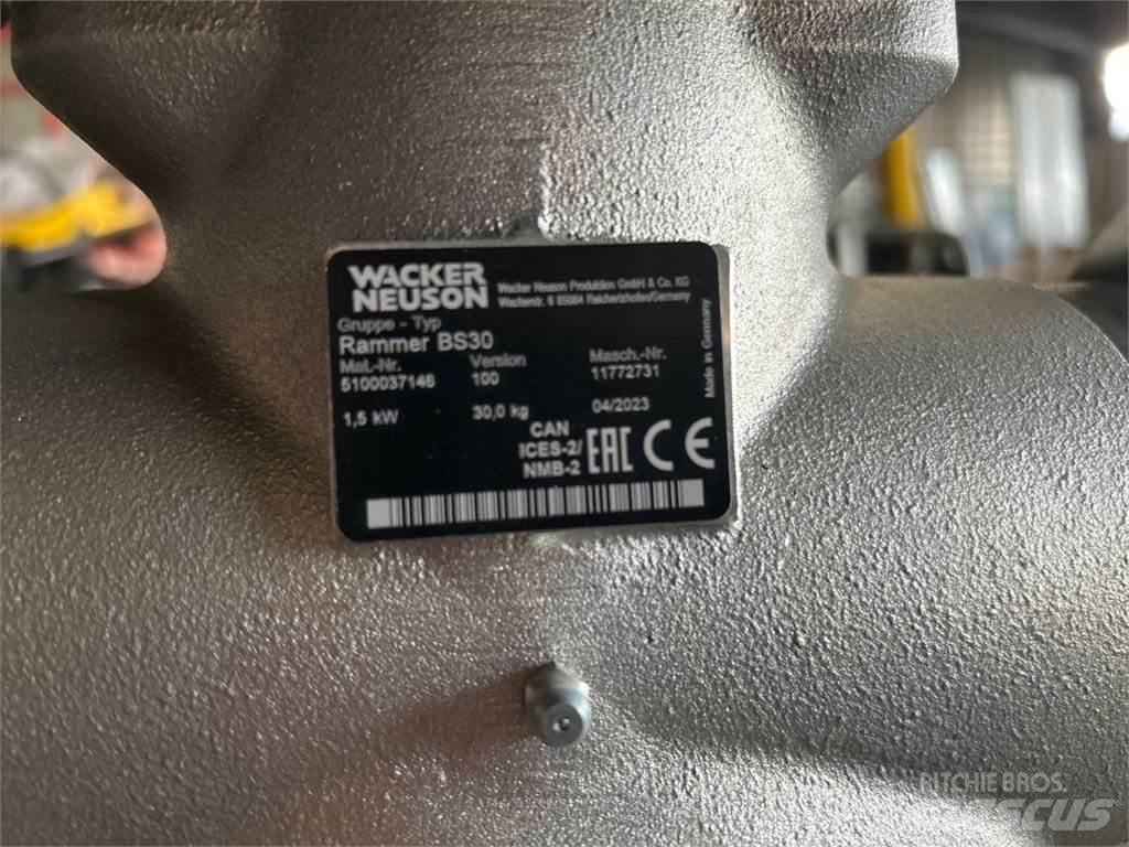 Wacker Neuson BS30 Plūktuvai