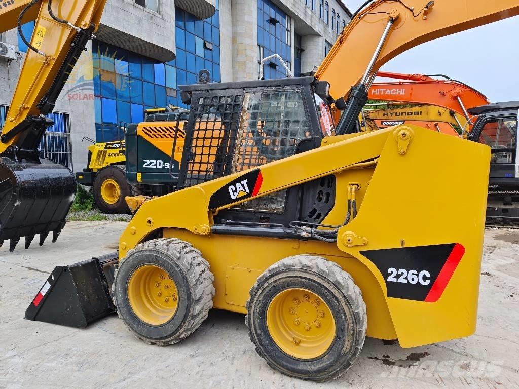 CAT 226 C Krautuvai su šoniniu pasukimu