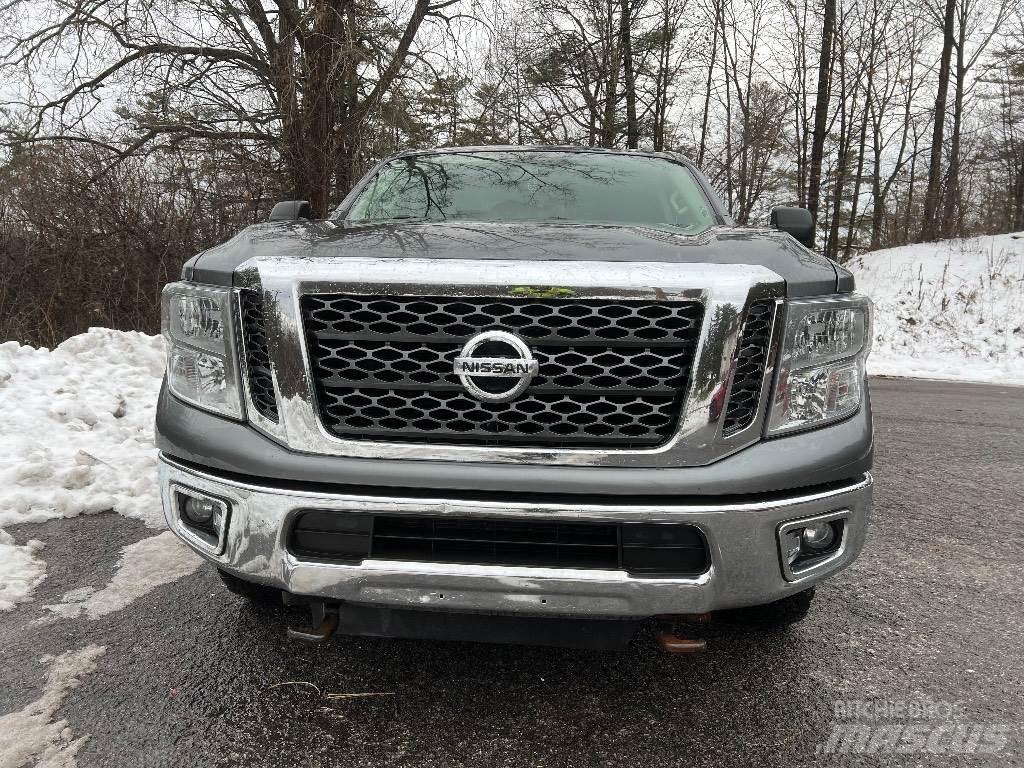 Nissan TITAN XD Pikapai / Bortiniai sunkvežimiai