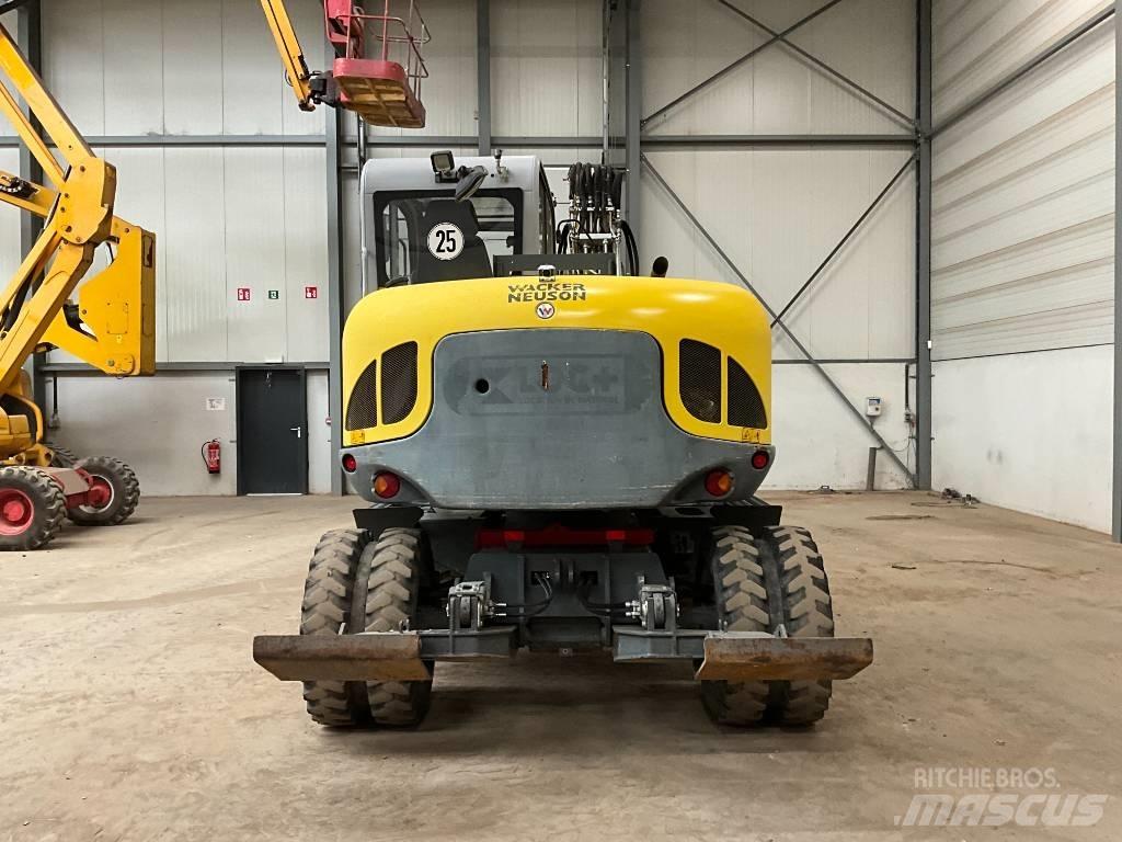 Neuson EW 100 Ratiniai ekskavatoriai
