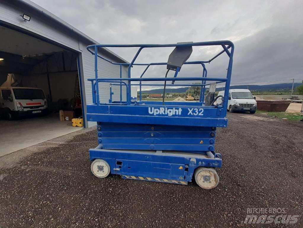 UpRight X 32 Žirkliniai keltuvai