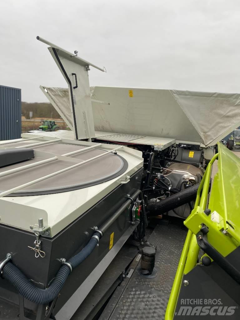 CLAAS LEXION 8800 Derliaus nuėmimo kombainai