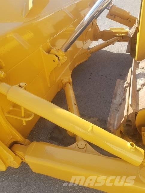 Komatsu D65EX-15 Vikšriniai buldozeriai