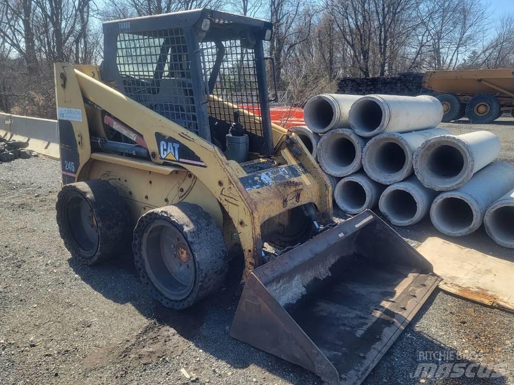 CAT 246 Krautuvai su šoniniu pasukimu