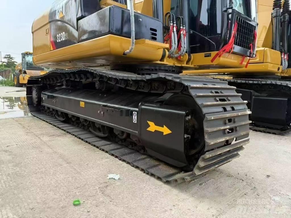CAT 323D2L Vikšriniai ekskavatoriai
