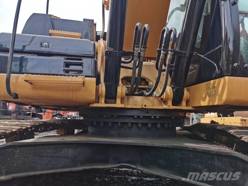 CAT 323D Vikšriniai ekskavatoriai