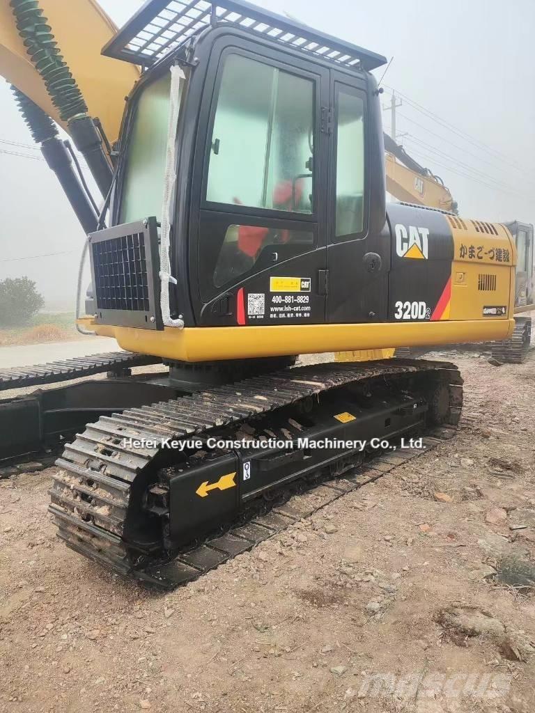 CAT 323 Vikšriniai ekskavatoriai