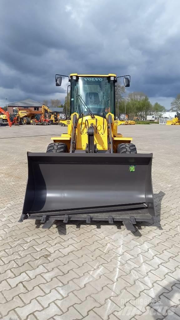 Volvo L 30 G Naudoti ratiniai krautuvai