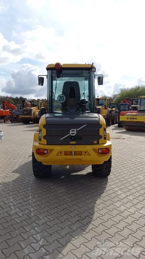 Volvo L 30 G Naudoti ratiniai krautuvai
