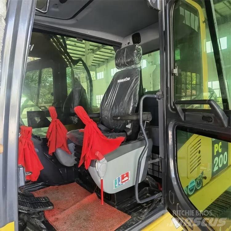Komatsu PC200-8 Vikšriniai ekskavatoriai